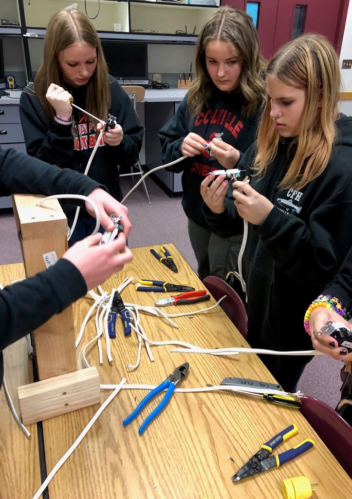 Electronics with CJHS Students 4